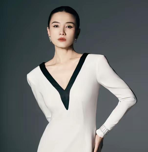 我敢说，宋佳这次获奖，绝对是下足了功夫。
不信你看她发表获奖感言的时候，语言流畅