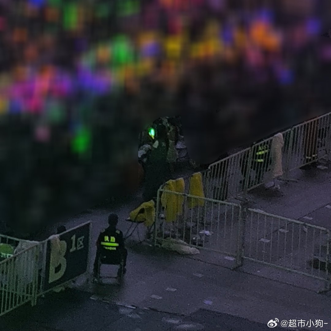 和秋意更高清的合照有了 这下有两张合照了 ​​​