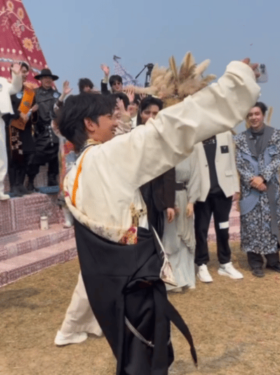 丁真真藏时光 只是举个手机和小伙伴自拍而已，怎么也像跳锅庄？有必要这么灵动吗