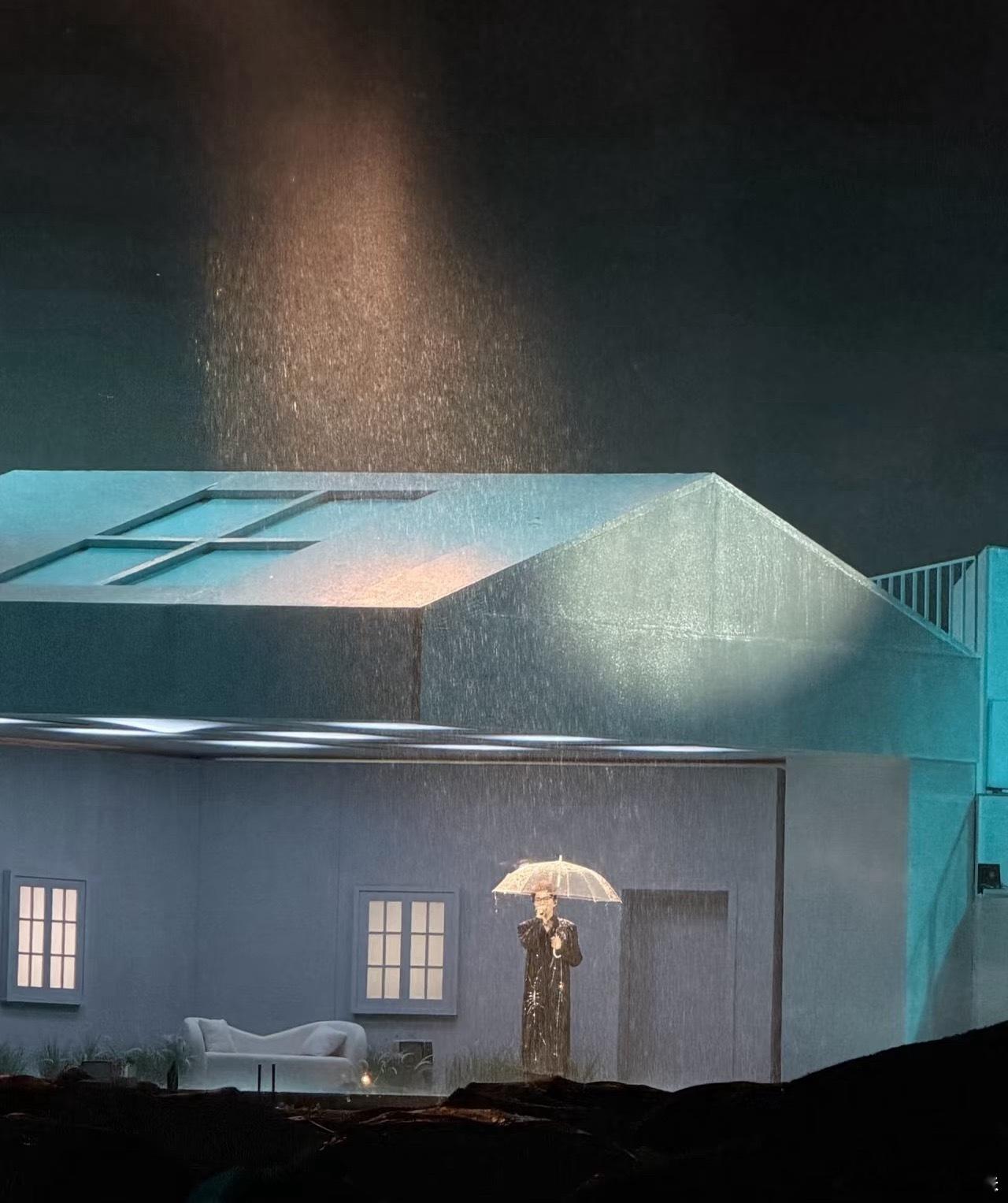 毛不易的雨不是毛毛雨毛不易演唱会下大暴雨 开场没多久暴雨就倾盆而下，原本期待浪漫