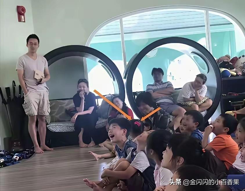 不知道为什么，大S和汪小菲当年去小玥儿学校的旧照又被翻出来炒。
这些人就不能让孩