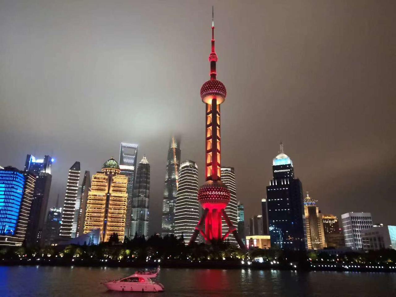 我认为是。学历是改变命运的最好方式，这个道理印证在我和老公的身上简直是太对了。