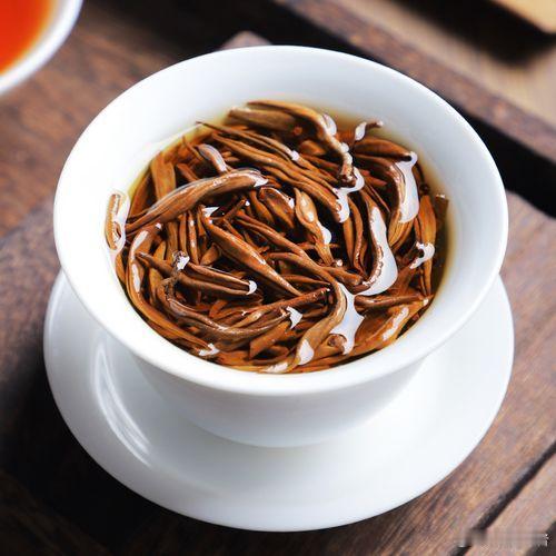 云南红茶简称‌滇红‌，是采用云南大叶种茶树鲜叶制成的全发酵红茶，以‌香高味浓、汤