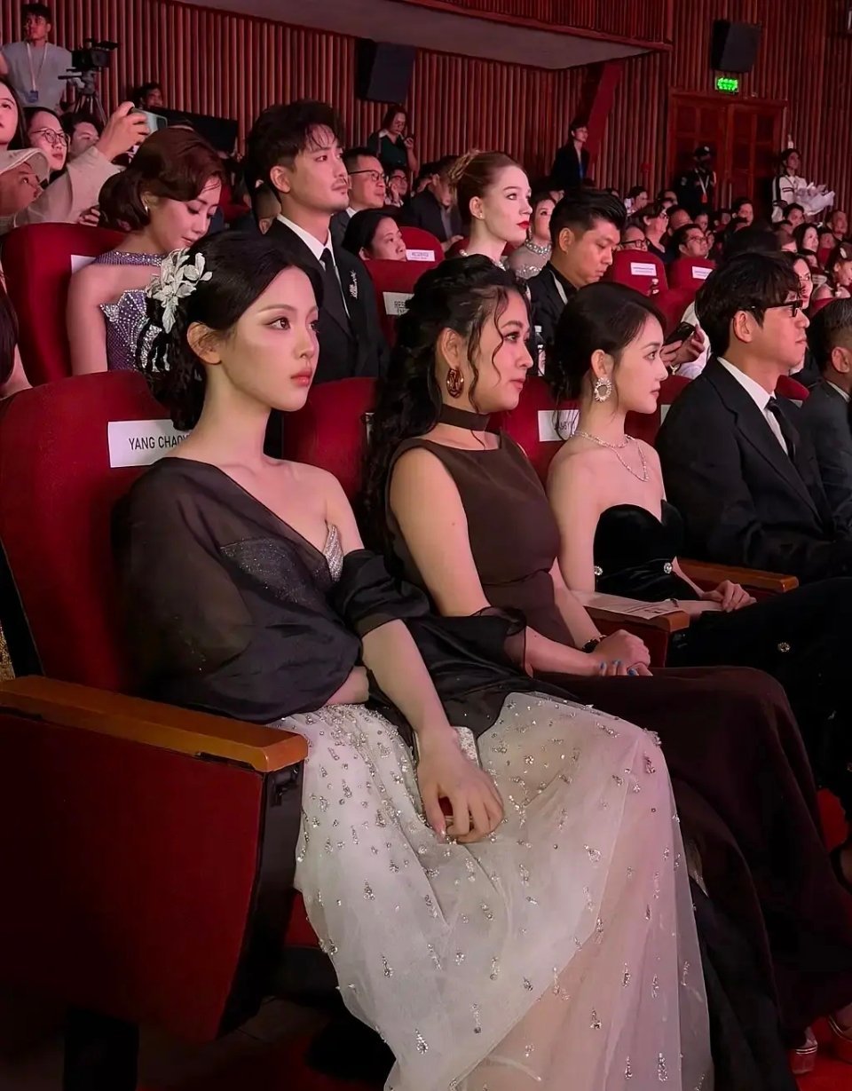 为啥会有人觉得杨超越咖位不如蒋依依，没作品真的很难站稳吗？ ​​​