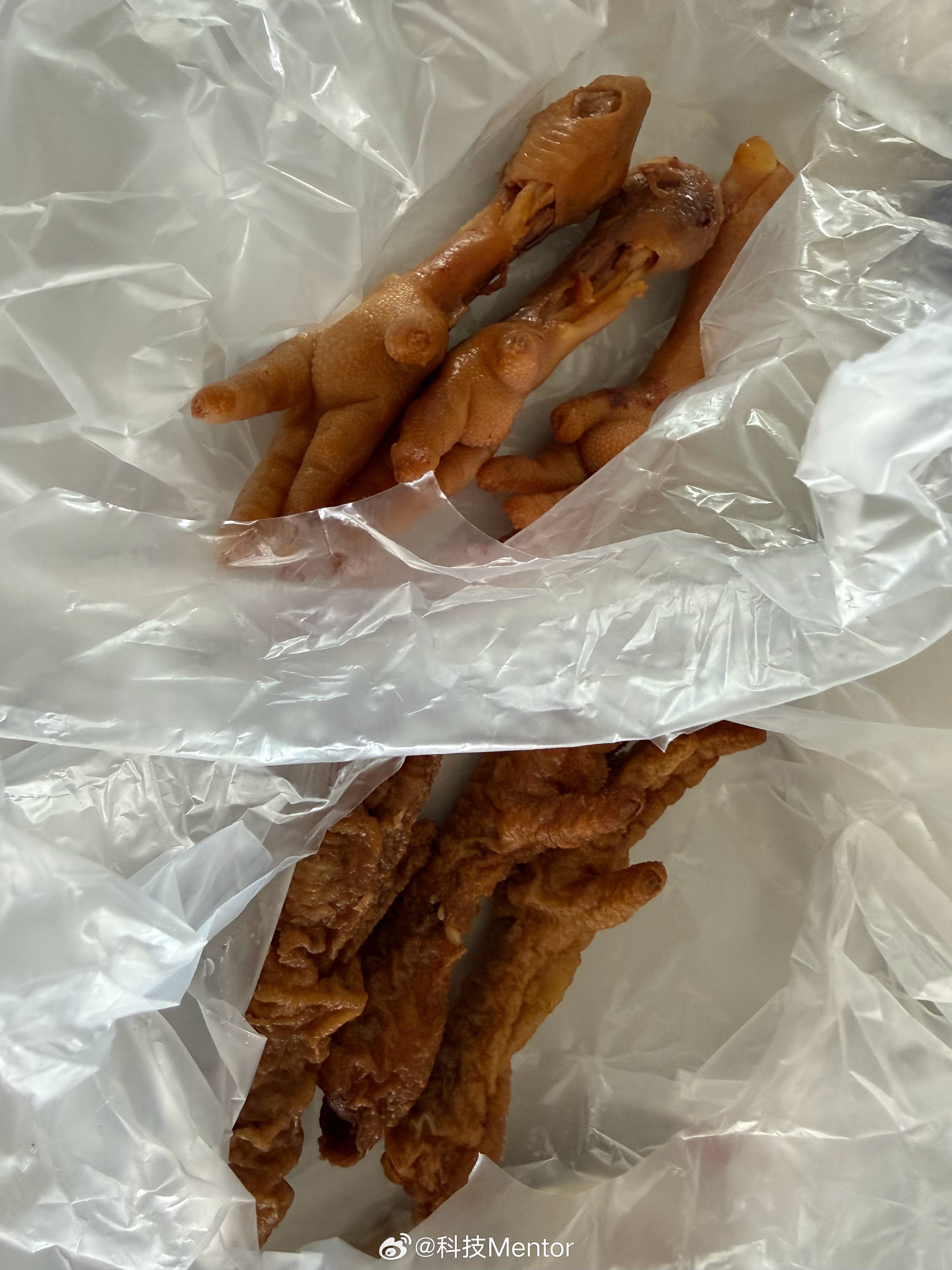 刚才去菜市场，看到门口有卖椒麻鸡的，想着买只尝尝，进去一问按只卖，一只鸡65，卧