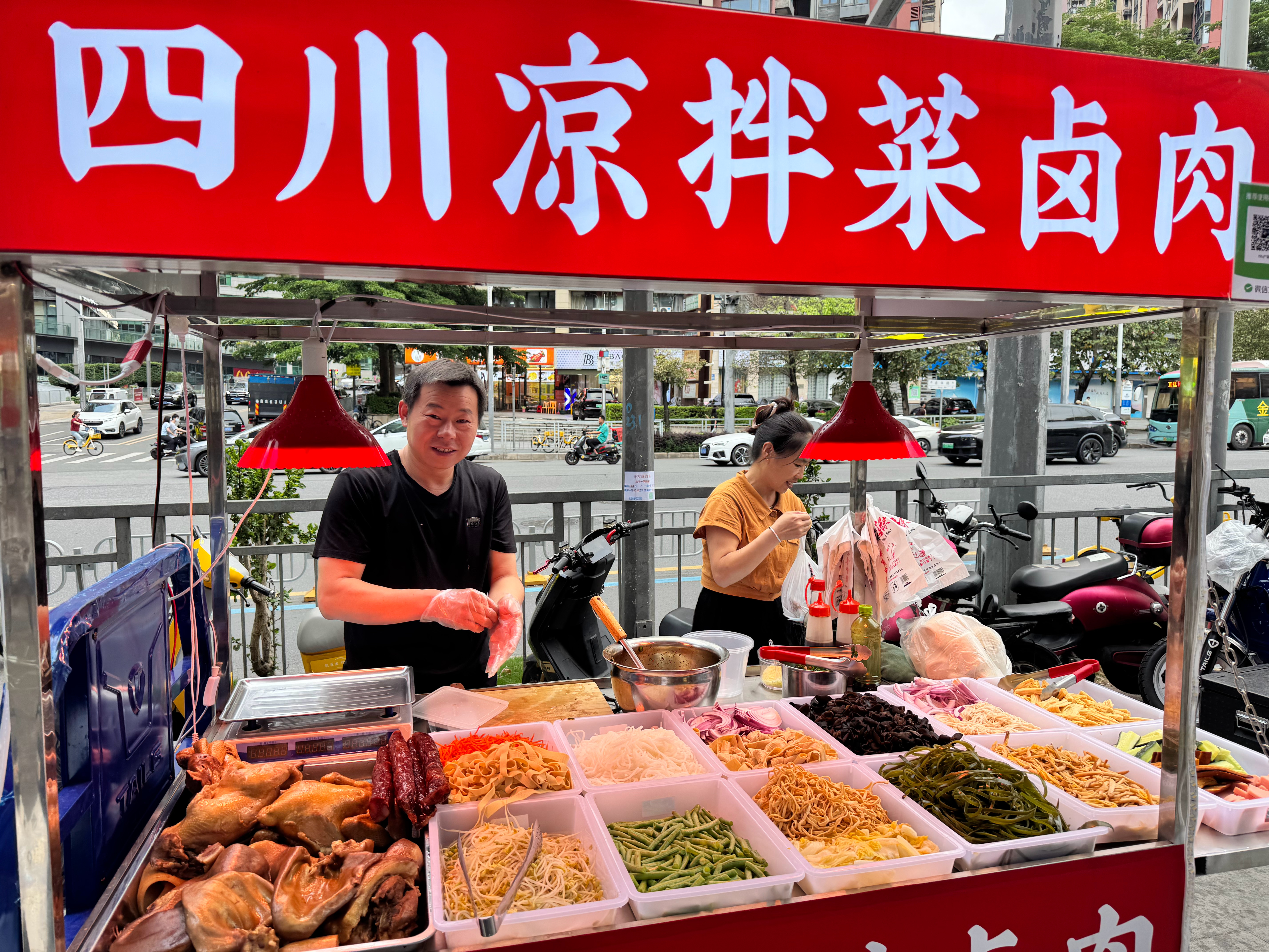 窝趣，这老板是不是疯了，刚卤好的烧鸡，30元1只，大概2斤重[傻眼]我买了一个当