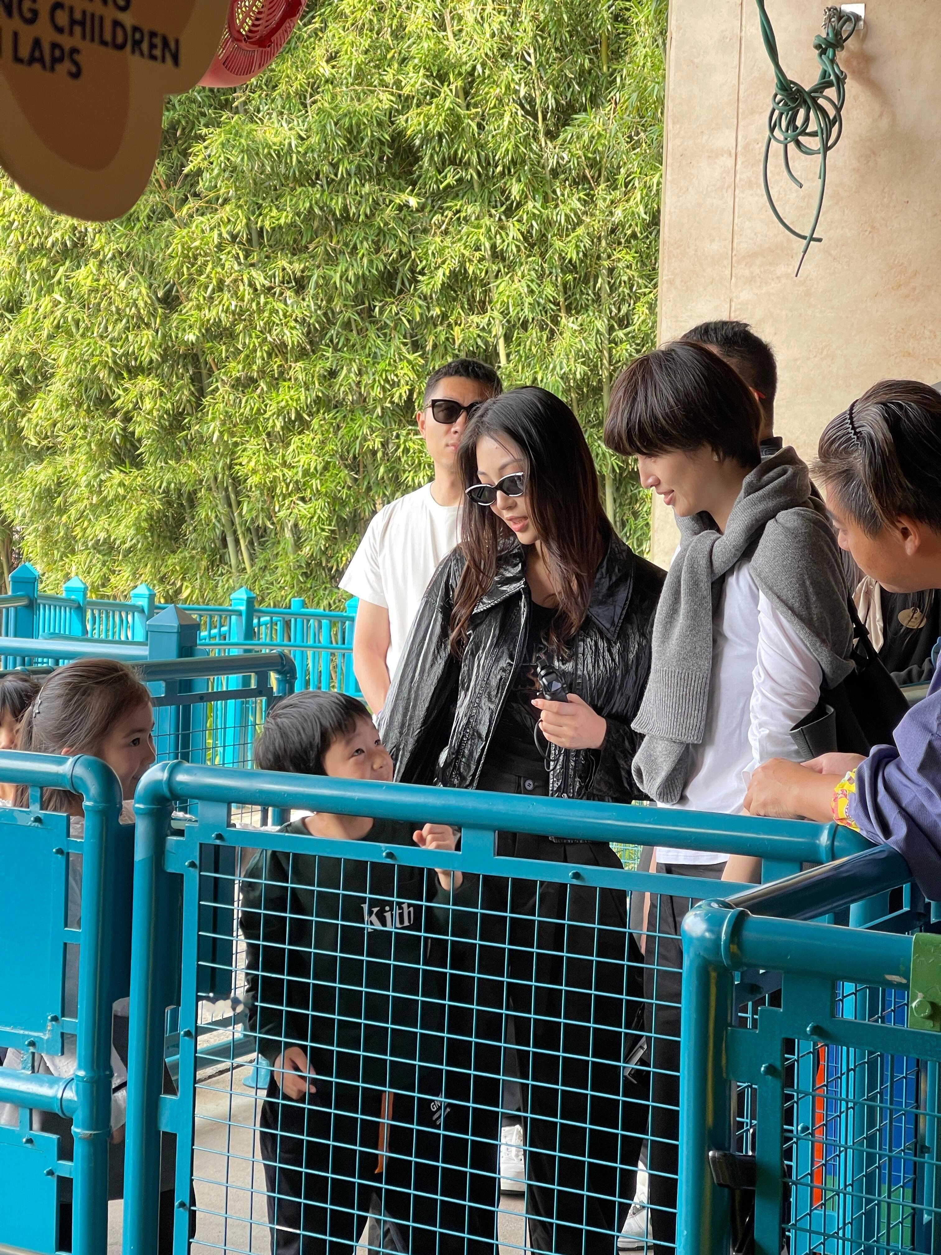 许昕他们家去迪士尼频率跟逛公园似的 ​​​