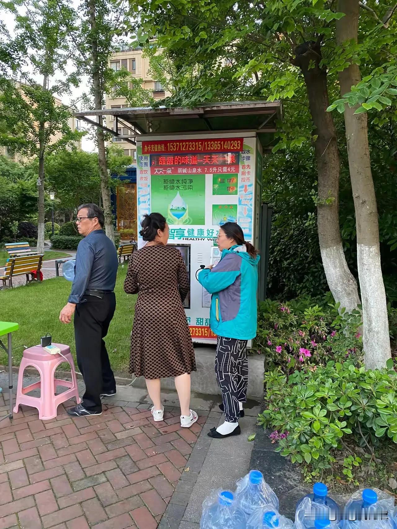 这种水跟家里净水器出的自来水有什么区别？
爸爸在这个机器一次充值了¥2000，现