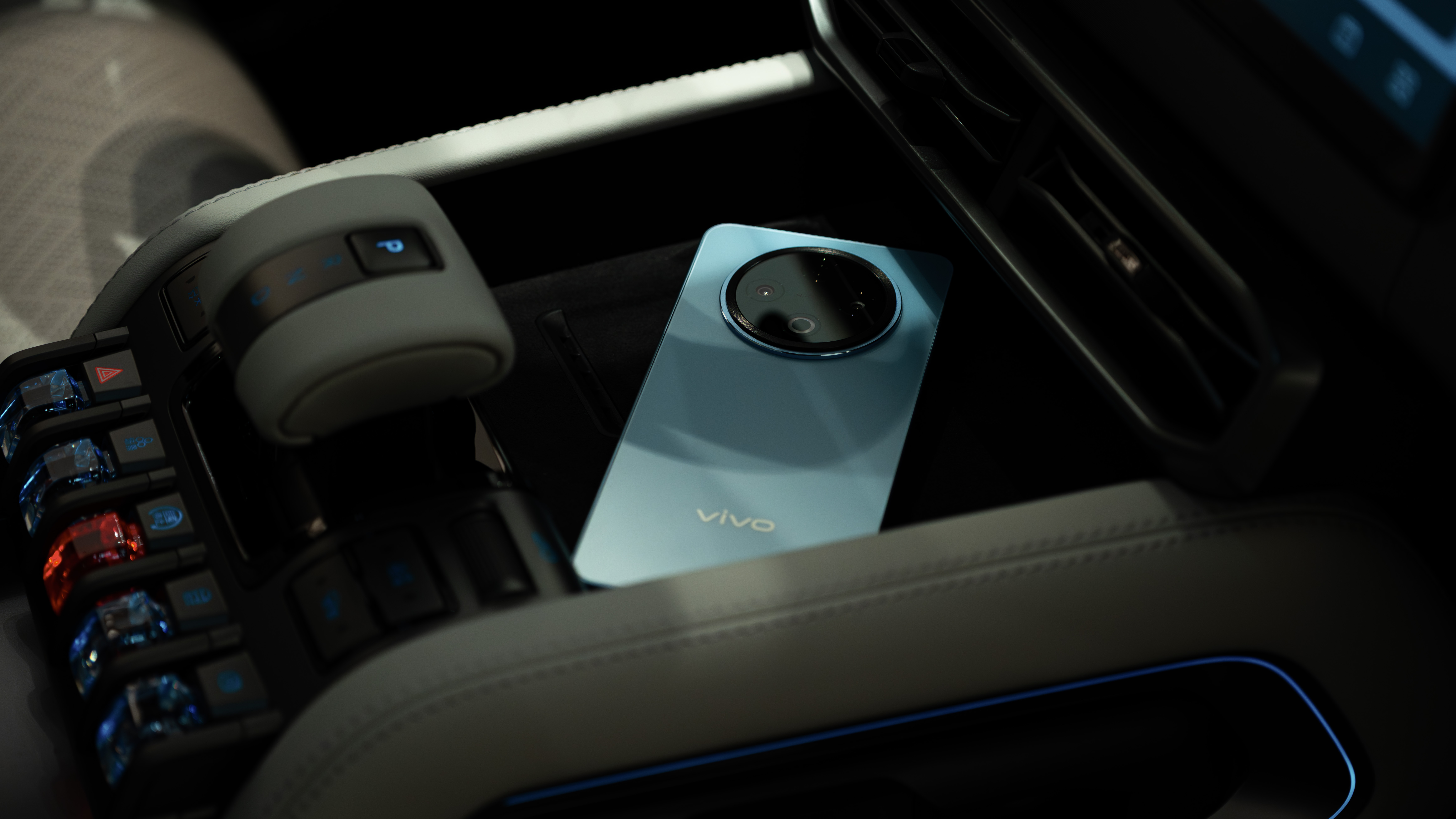 vivo Y500来了，外观很旗舰，配色很时尚，续航很强劲，闪充很快速，防水很满