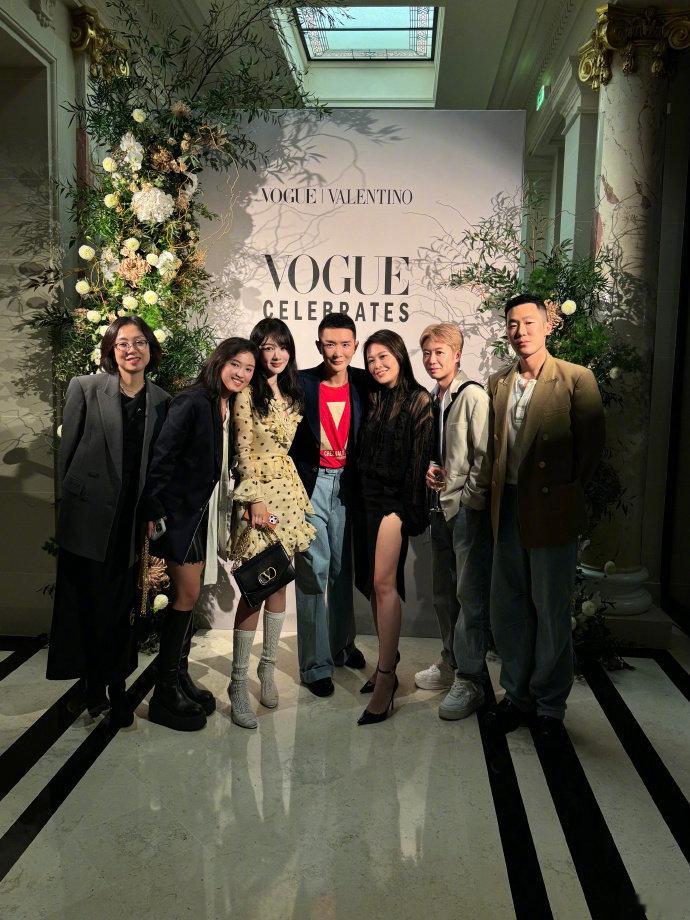 #杨紫晒与Annawintour合照#杨紫怀着满心的喜悦与激动，晒出了她与时尚传