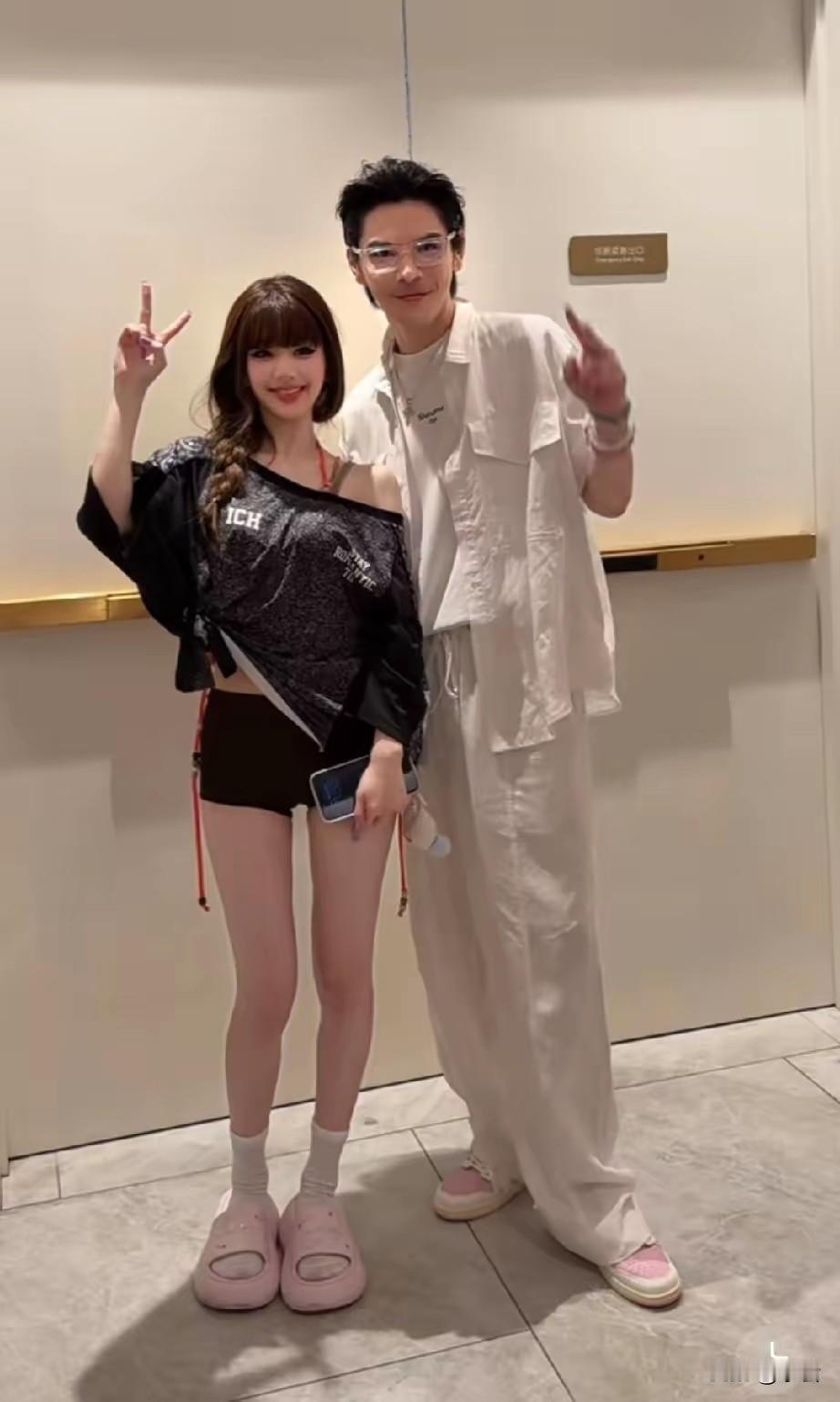 向佐现身澳门支持赵露思演唱会，“欢乐组合”同框太好笑了！
两人现场还原“摸鼻梁”