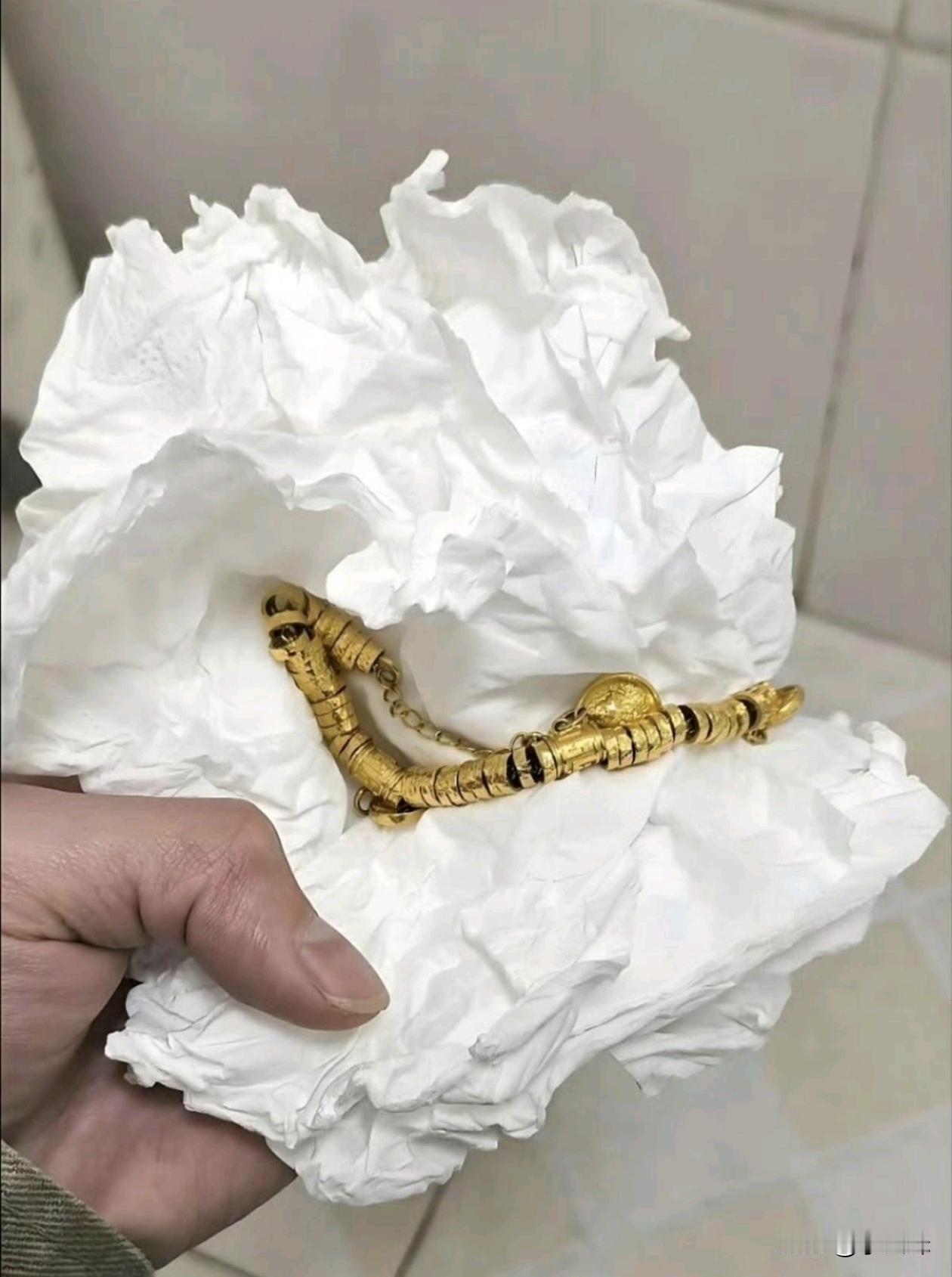 上厕所的时候捡到的，不要问我为什么要打开人家用过的纸
