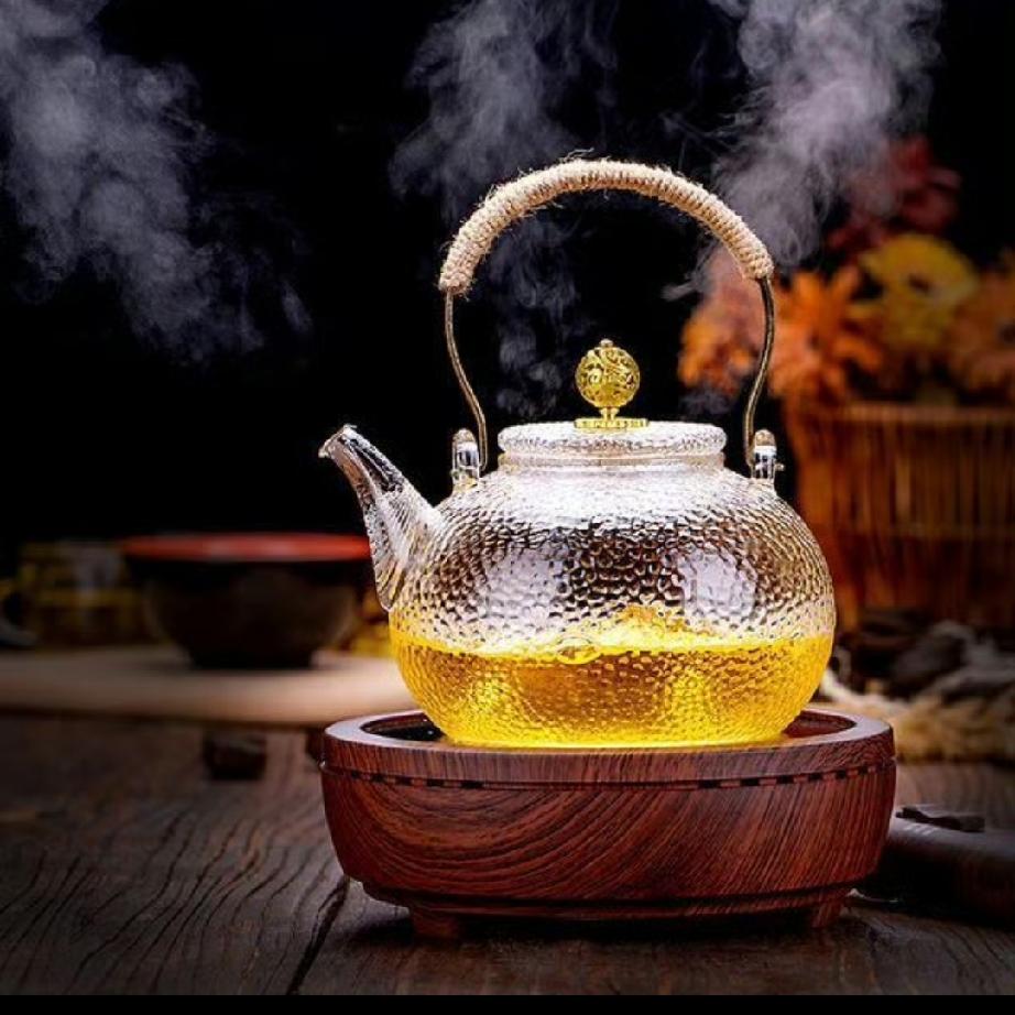 上个月参加一个饭局。
席间有个老总，被人当众怼了句很难听的话。在座的人都僵住了，