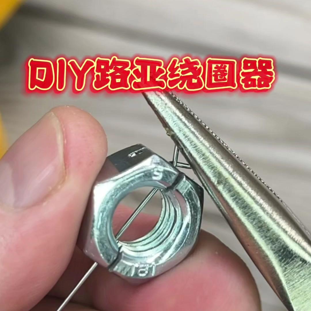 1️⃣准备材料：找个硬塑料瓶，剪成合适的长度，再剪个小缺口当卡槽，这样安装出线口