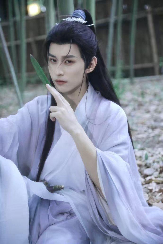 徐振轩 杨过味太超过了 徐振轩的《碧血蝉》路透直接把武侠氛围感拉满了！飘带随风轻