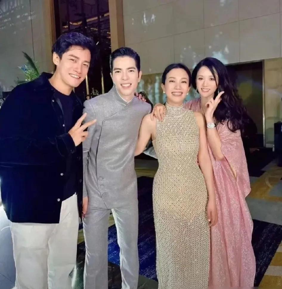 这两对
同样是姐弟恋
同样是今年刚办的婚礼
你们觉得哪一对会天长地久呢
呵呵，这