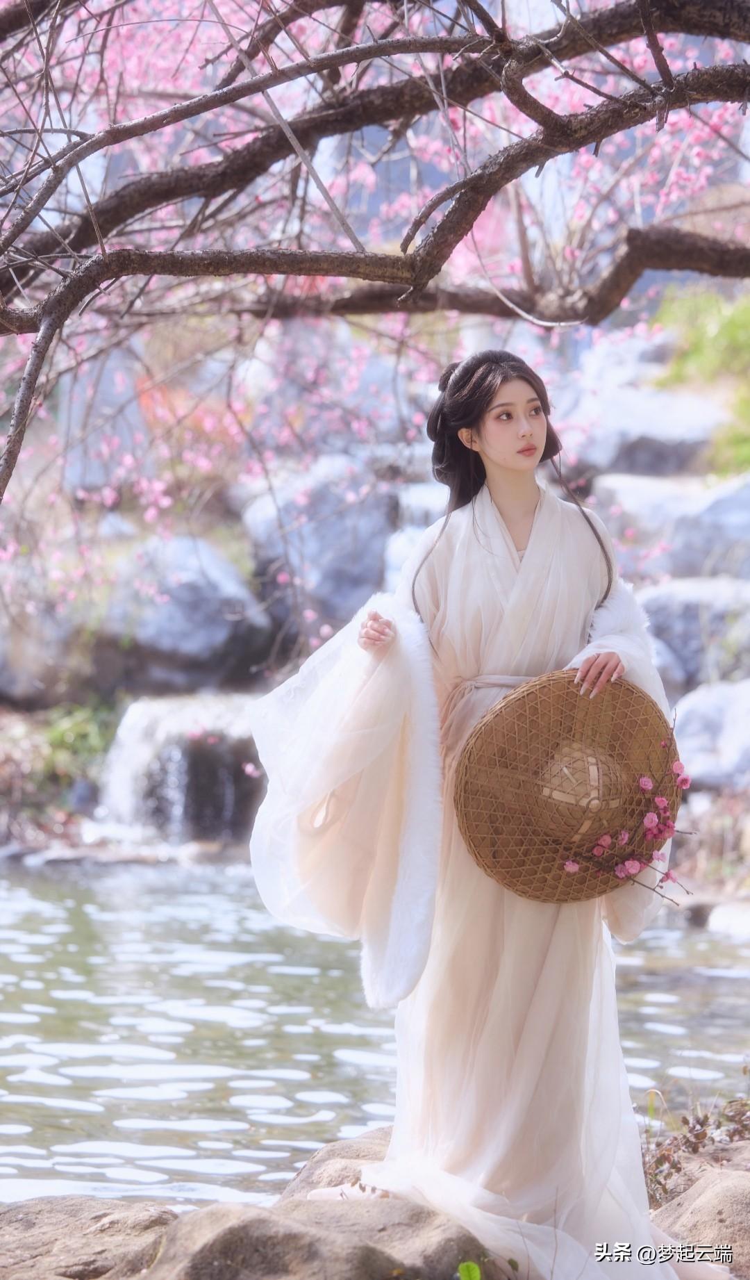 春日河畔，轻纱拂面，花影婆娑。