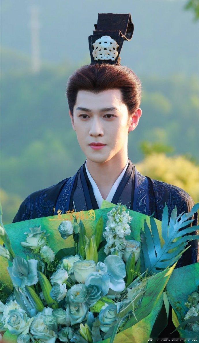 李昀锐归良辰捧花杀青照李昀锐归良辰杀青照 李昀锐归良辰杀青照，希望早日相见 