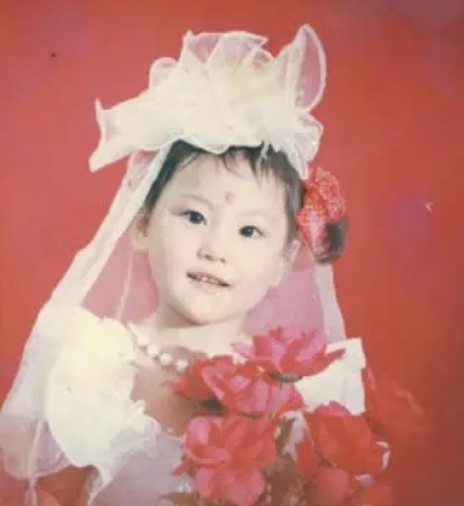 张馨予从小美到大，长相气质都出众，一看就是个清醒而勇敢的女孩子。
她和老公很幸运