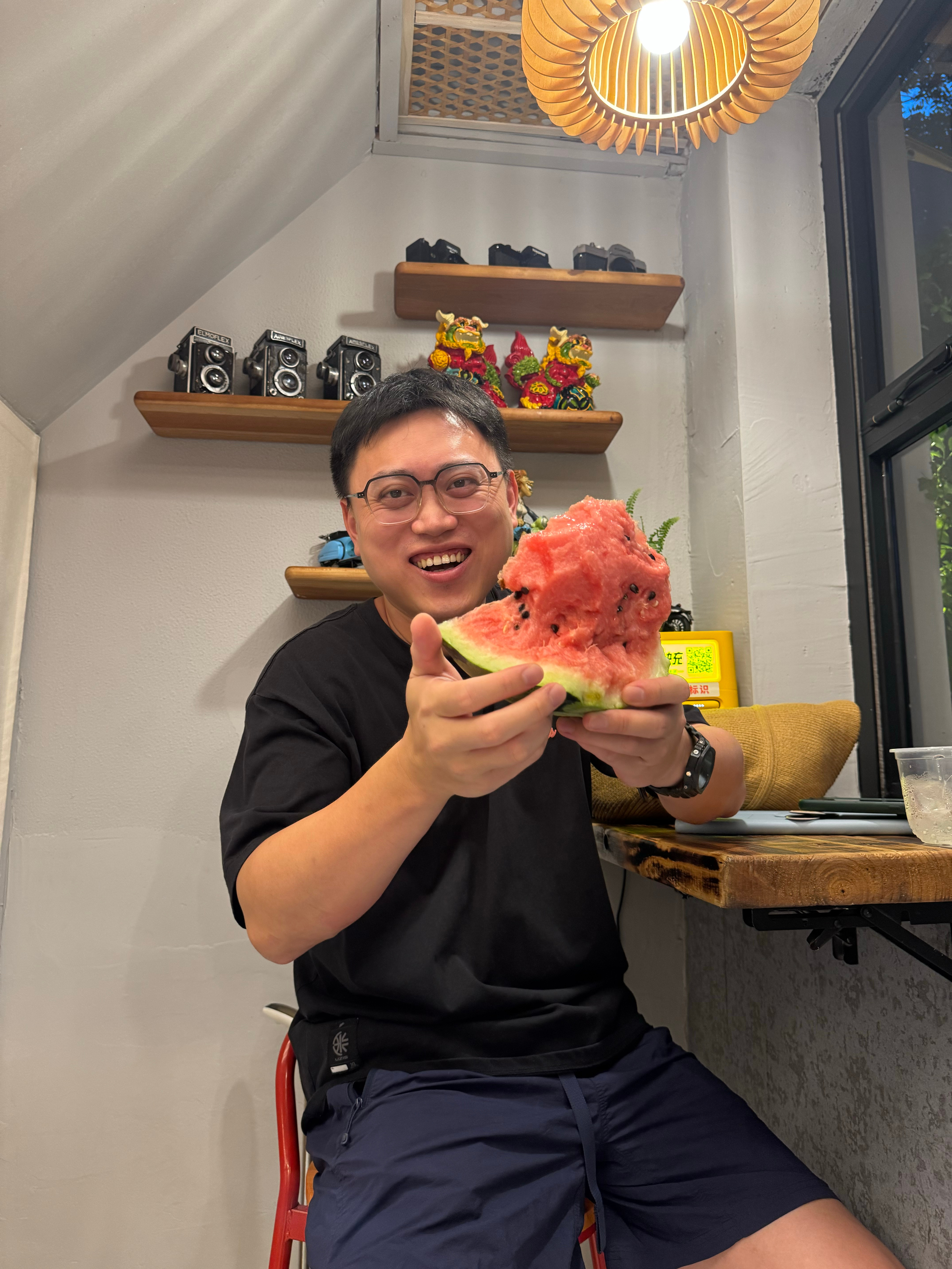 老板送的饭后西瓜，也太大块了，老孙吃了5分钟才吃完