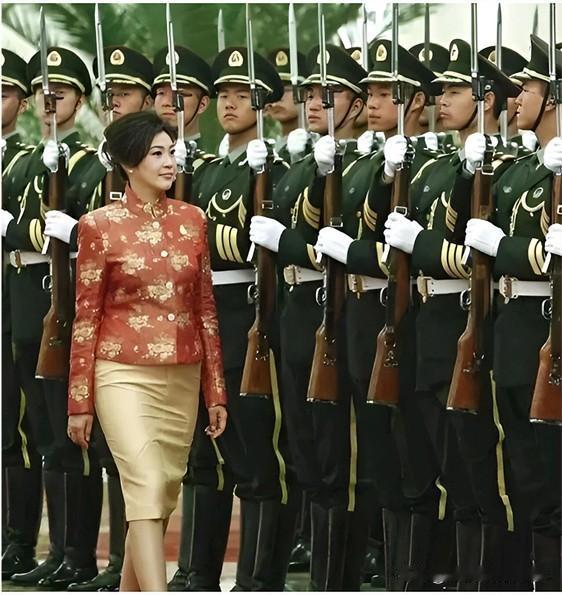 年轻时候的英拉，真是美得让人无法忽视，穿这一身衣服尽显东方美女的优雅大气，在人群