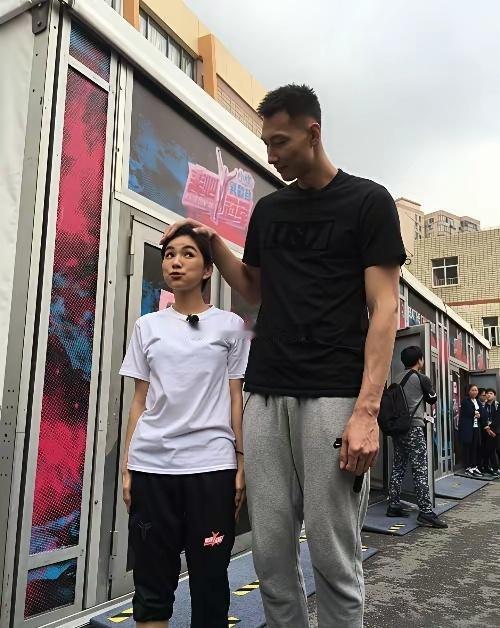 陈嘉桦:阿联，你摸我的头，我就上你的肩！就是上去有点恐高！[允悲][允悲]陈嘉桦