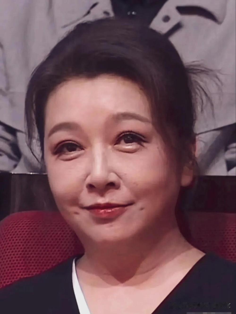 这可是曾经的女神啊，现在脸部发腮，身材臃肿，就像大妈一样，不知道还有多少人能记得