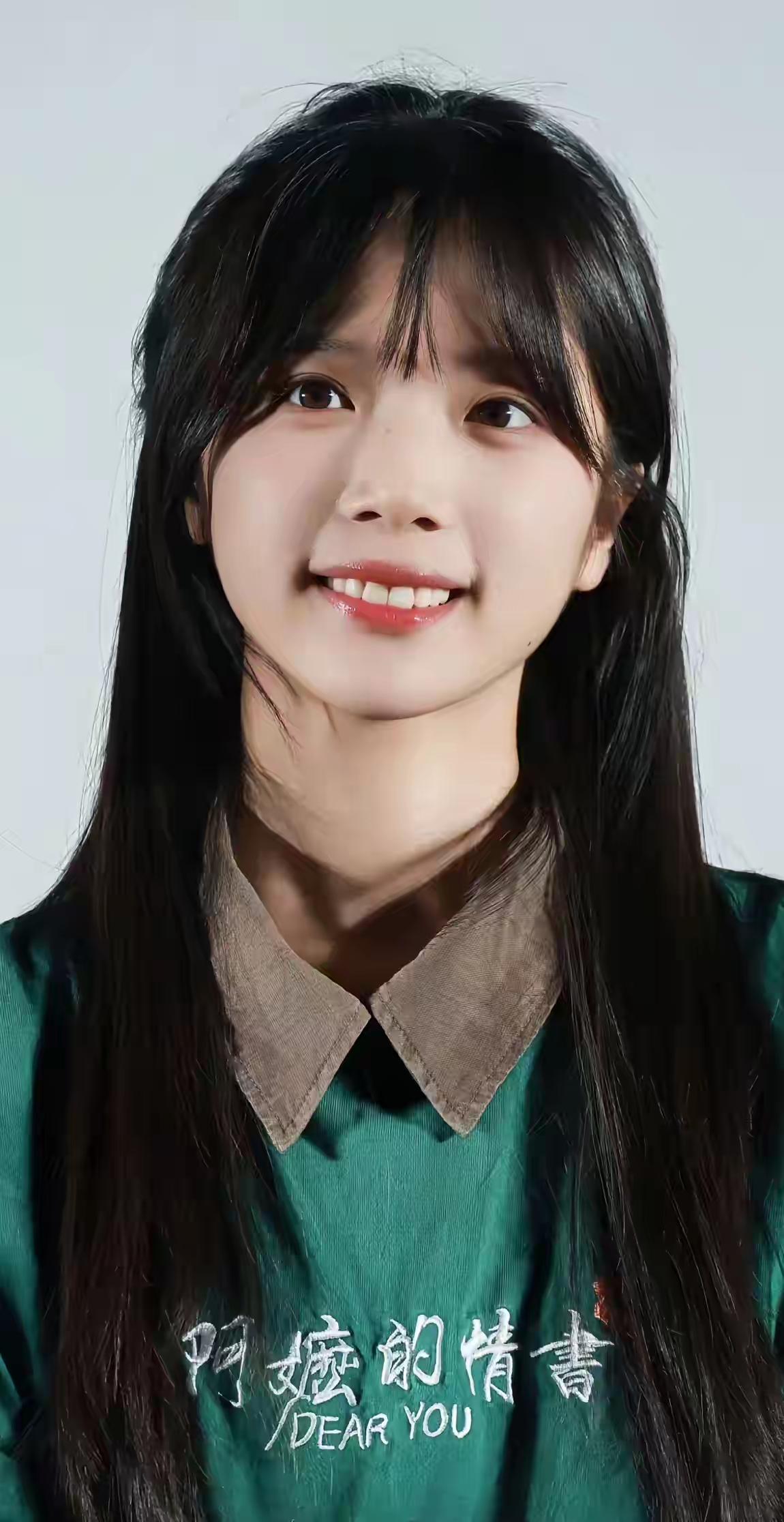 李思潼这姑娘，最近真是让人越品越有味道。
 
记者问学习和表演哪个更难，她没像旁