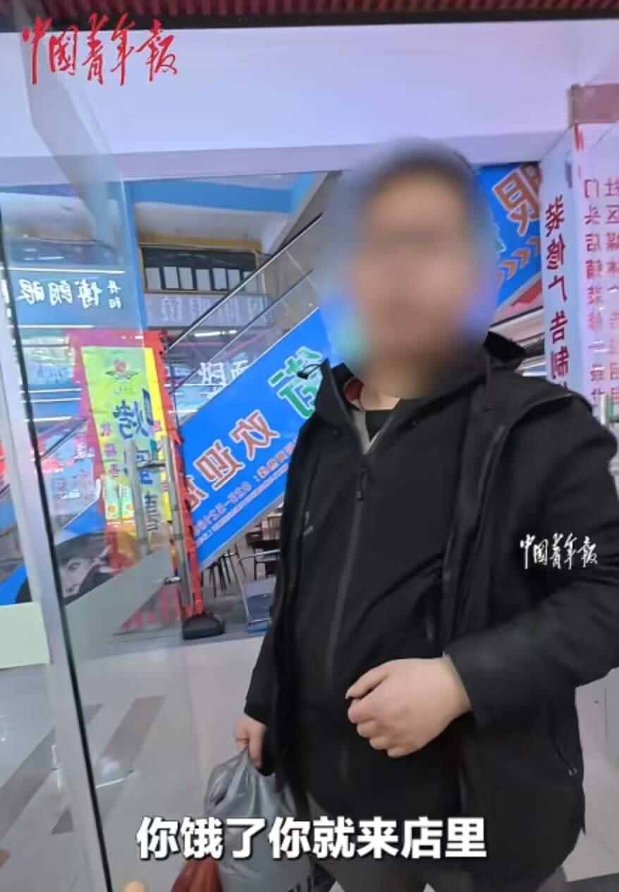 “这个餐馆老板必须让他火！”江苏南京，餐馆老板准备打烊回家，突然看到一个小伙子在