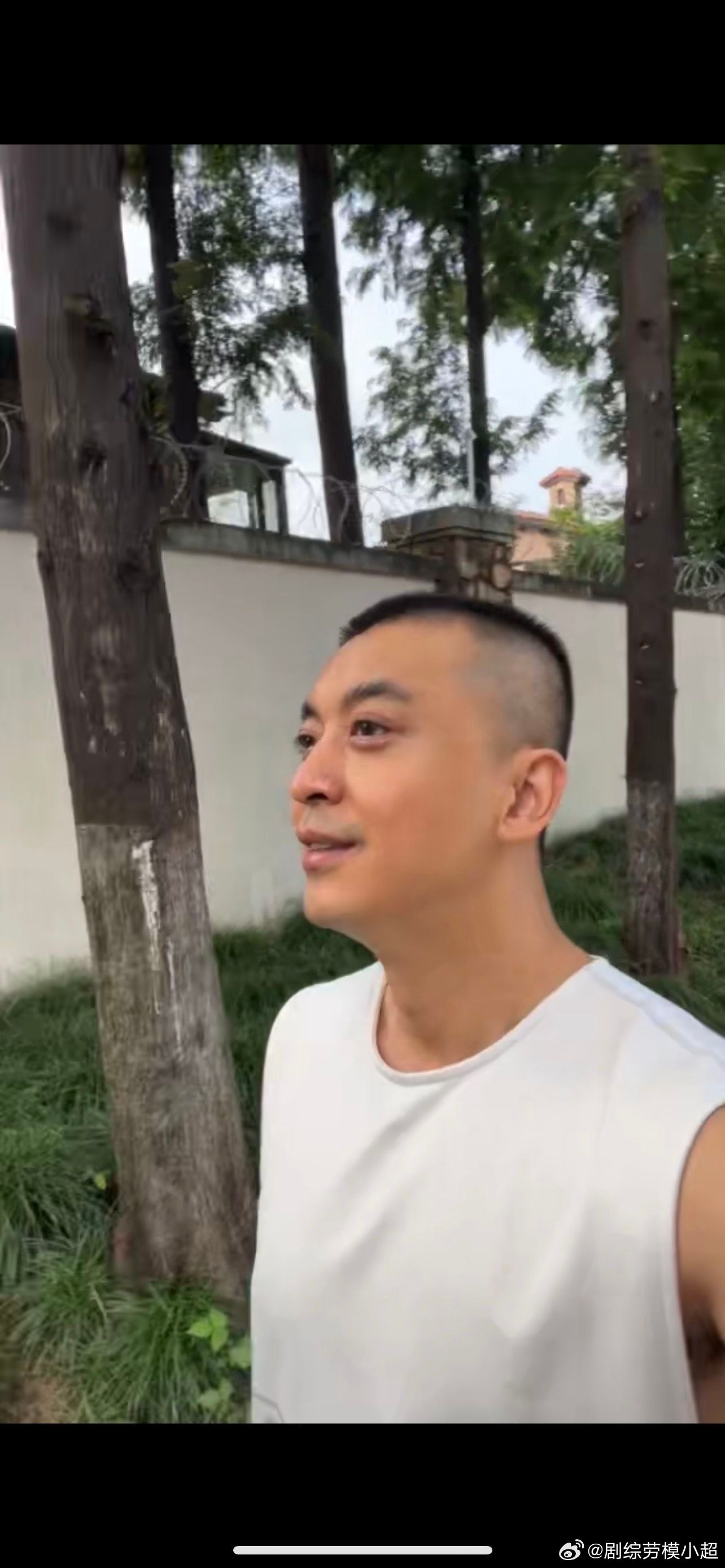 李佳航朋友说他像郭德纲 李佳航朋友说他像郭德纲，李佳航原定计划是想理成于谦的。哈