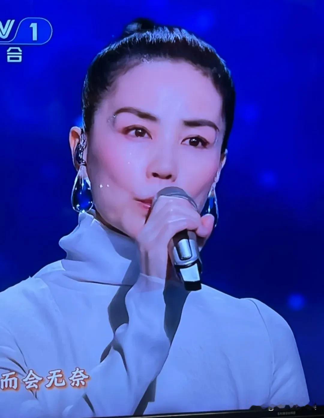 没人吐槽这长寿眉吗？ 好好的一个美人胚子

谁能告诉我这眉弓是怎么回事？我视线就