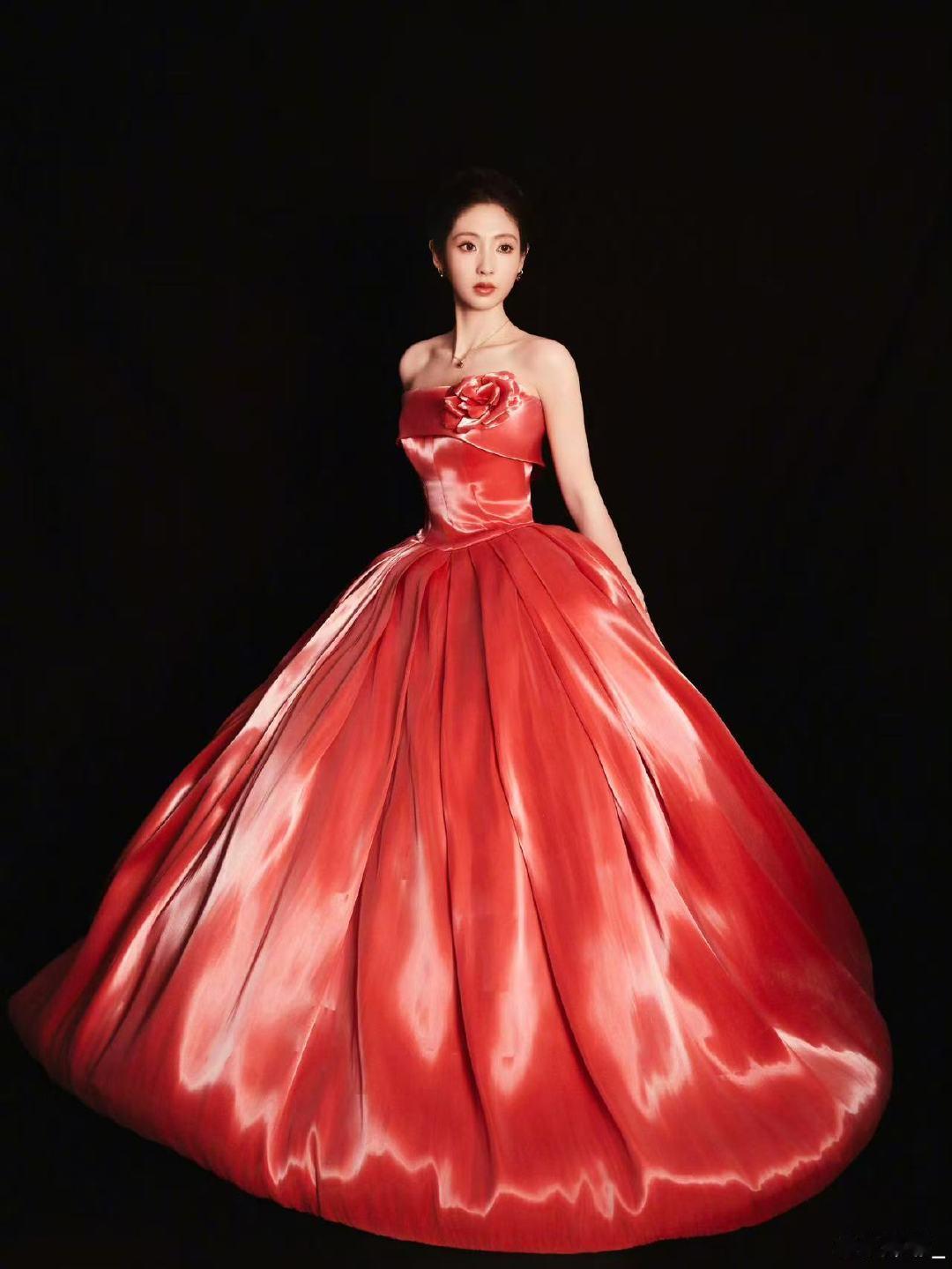 邢菲穿了秋裤邢菲盘发抹胸裙邢菲盘发抹胸裙 