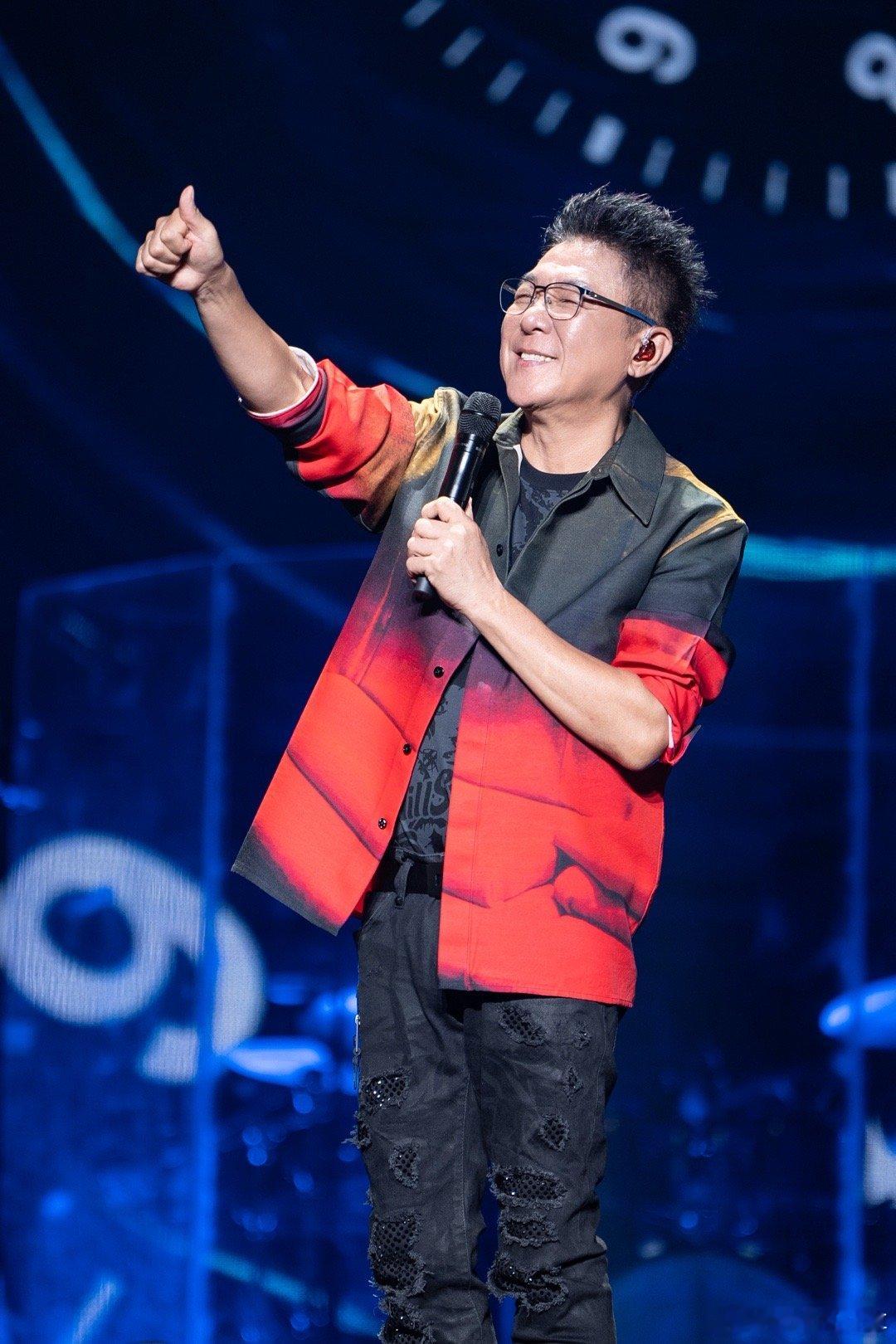 姜育恒69岁状态 岁月何曾败男神？69岁连唱两小时不费劲，与吴奇隆同框友情依旧。