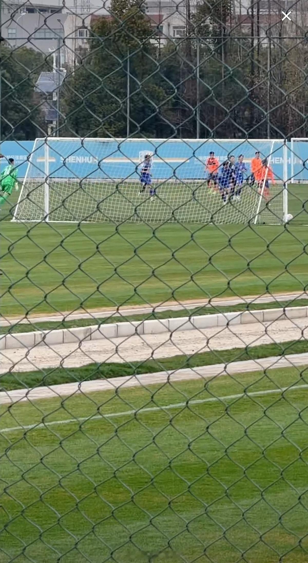 山东泰山目前比分山东泰山2比8上海申花山东泰山vs上海申花热身赛 图片为现场实际