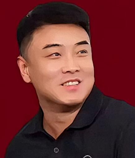 王皓
少了几分严厉
多了几分从容
球迷：笑起来真帅！
平日里执教时总是紧绷神情严