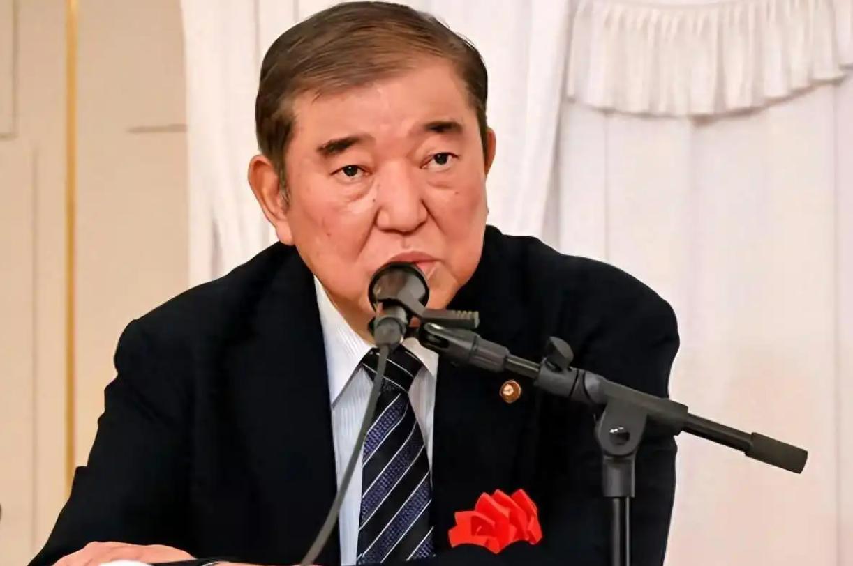 一边是“利剑27”九国六万人中日军演刚拉开大幕，战机大炮齐上阵，气势汹汹；另一边