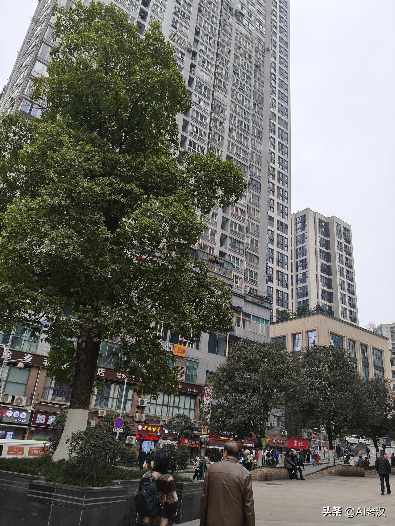 上联：高山不语拥千树，下联邀对流水无言纳万湖