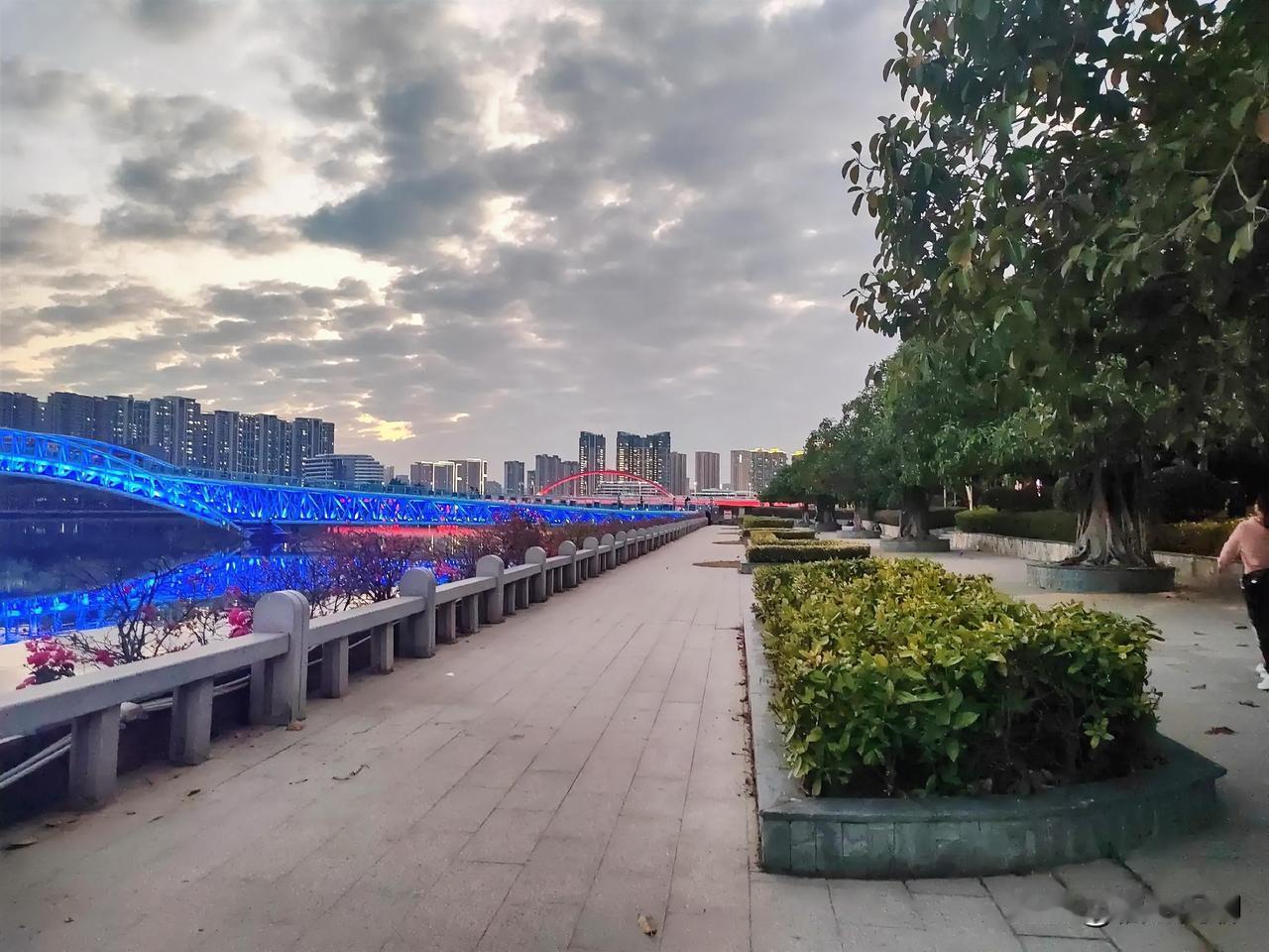 目前厦门刚需最值得考虑买的是新房：1，新楼盘以最适宜的居住品质理念设计，最时代的