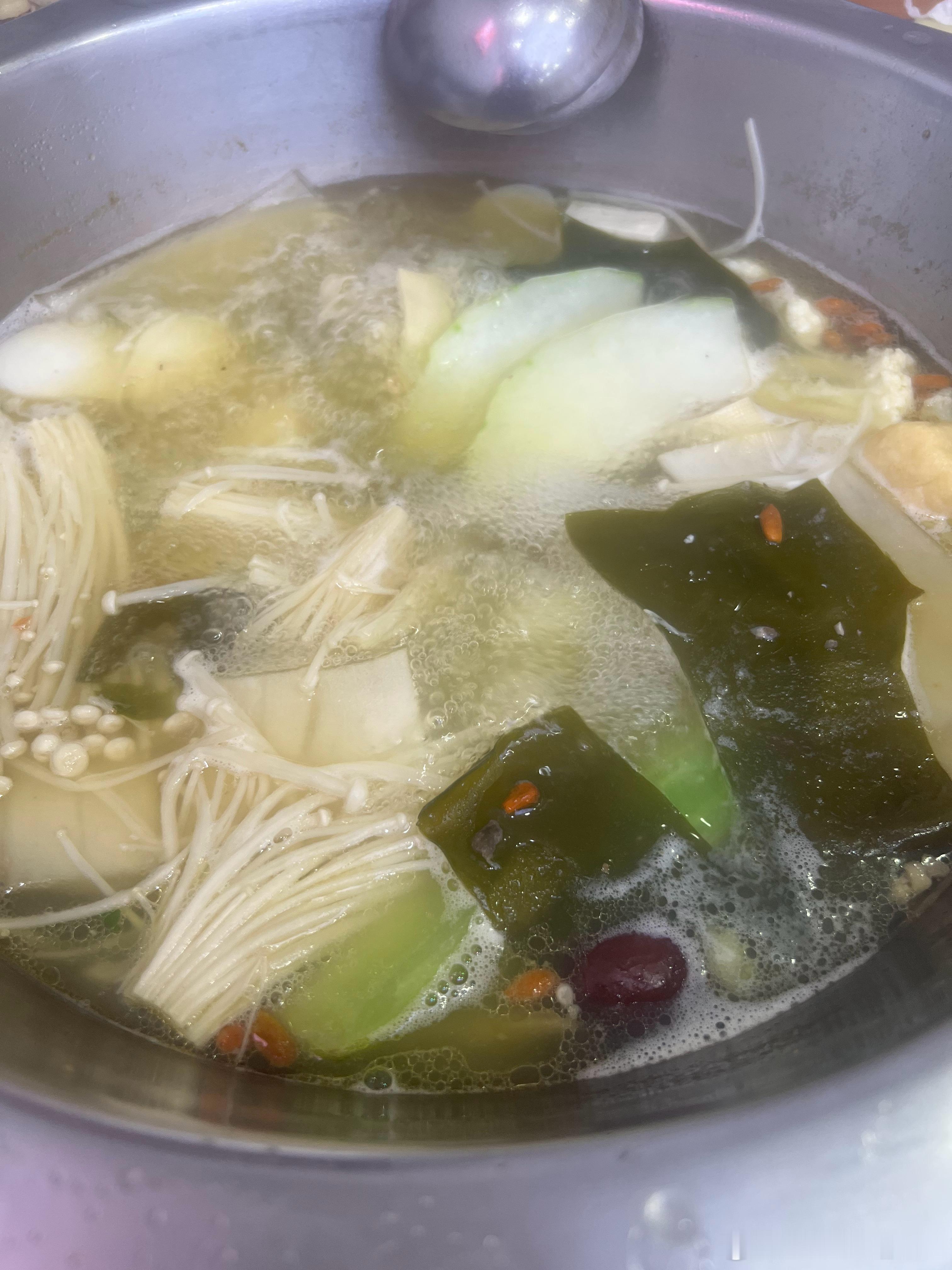 扬州药膳鸡 第一次吃药膳鸡，汤不错，很鲜，没有土味，不柴，来这边出差讲课，终于发