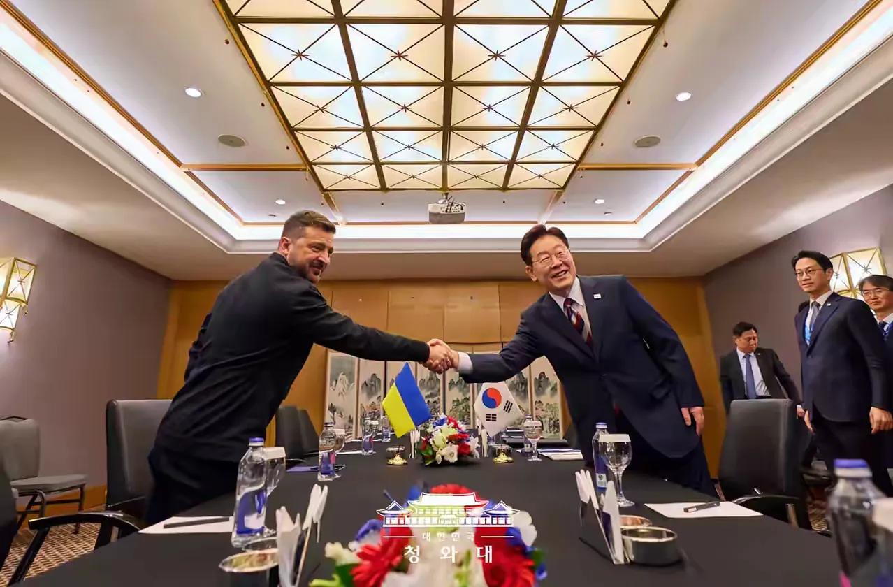 韩国总统李在明同乌克兰总统泽连斯基在土耳其会晤，韩国向乌克兰提供1亿美元援助。话