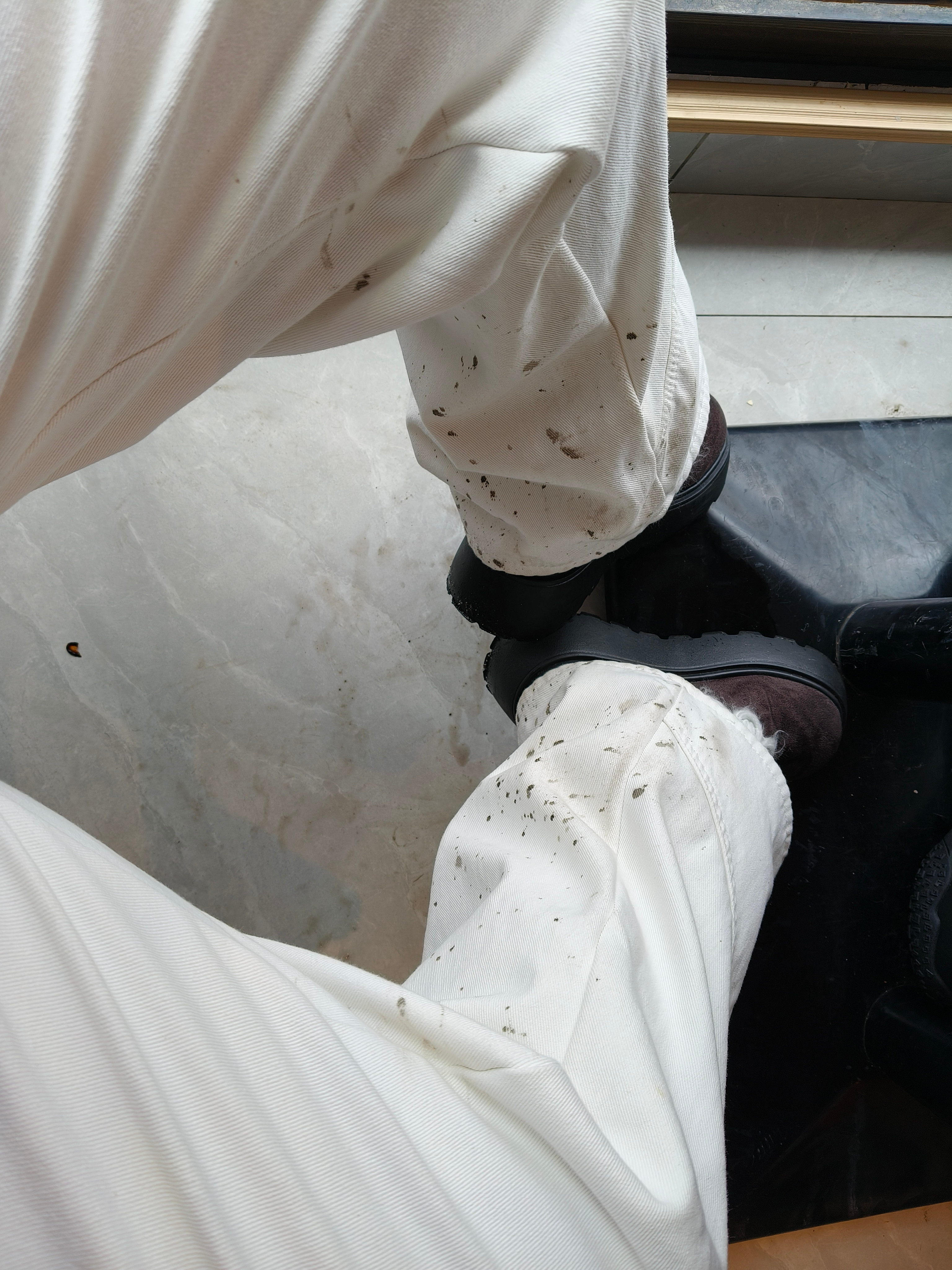 谁能知道这白裤子怎么能洗掉啊（泥水）😭😭😭我已经洗三遍了 