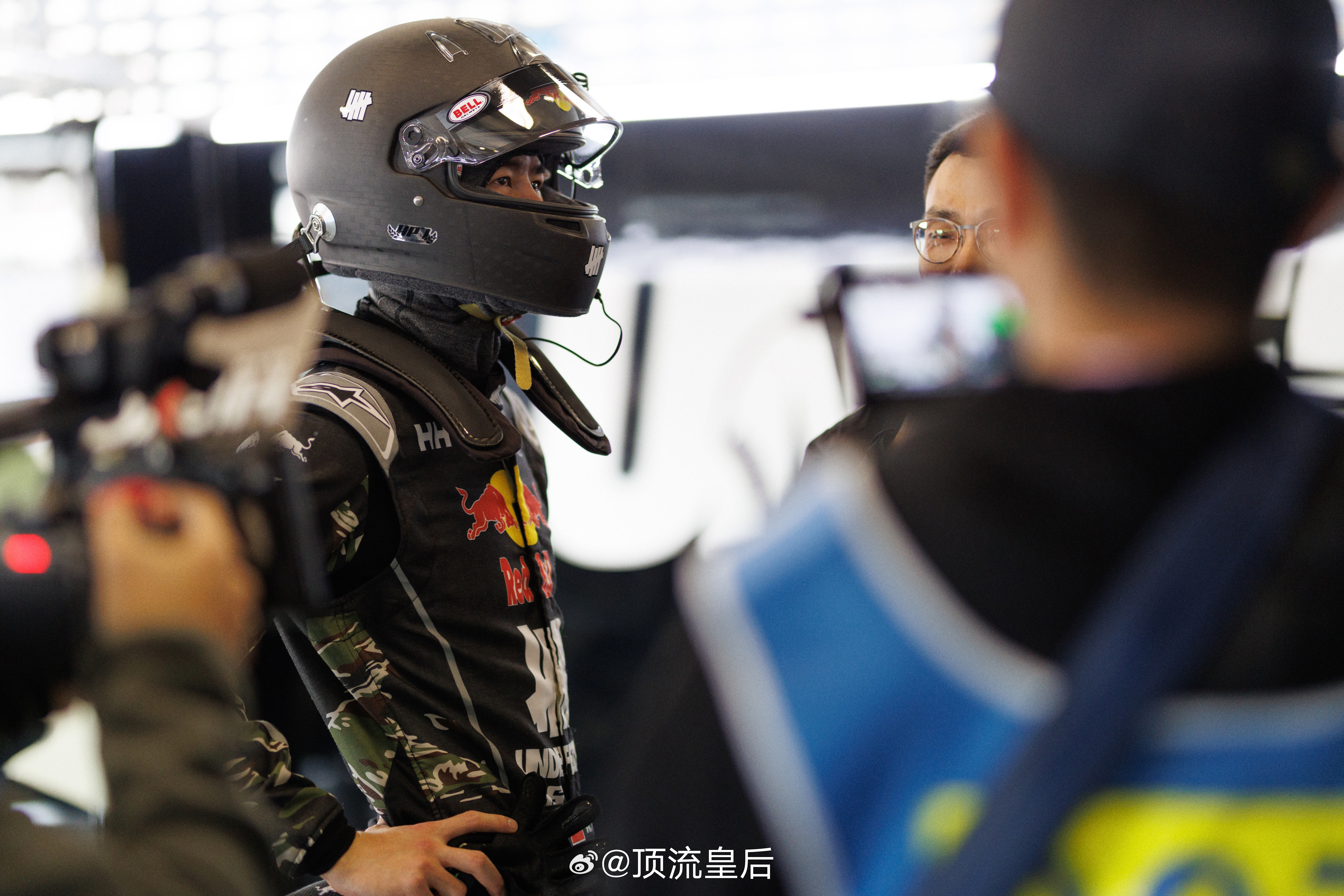 85号赛车手王一博重返赛场，好酷。