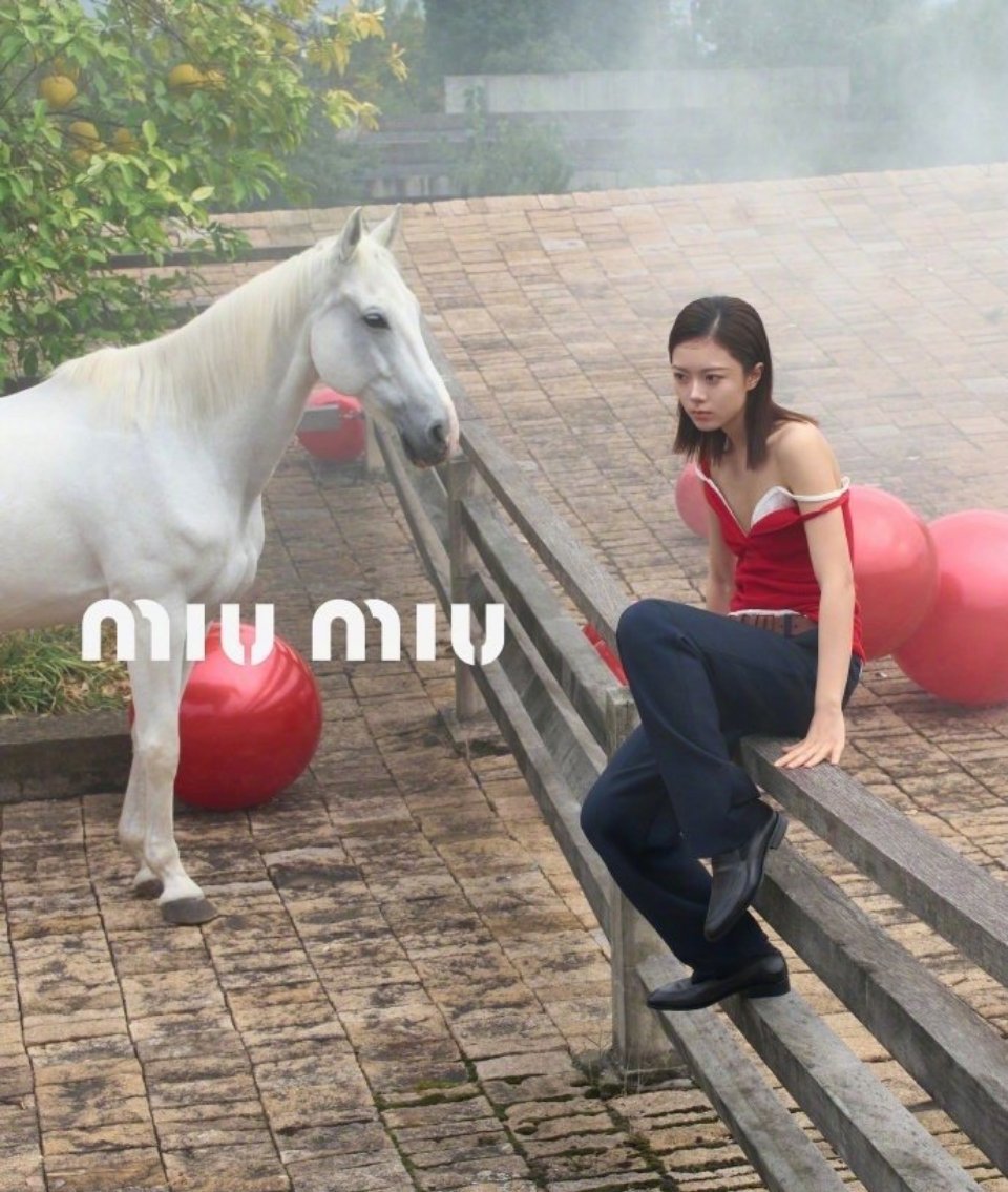 我真服了miumiu了，怎么能把赵今麦拍成这样。。。。。 