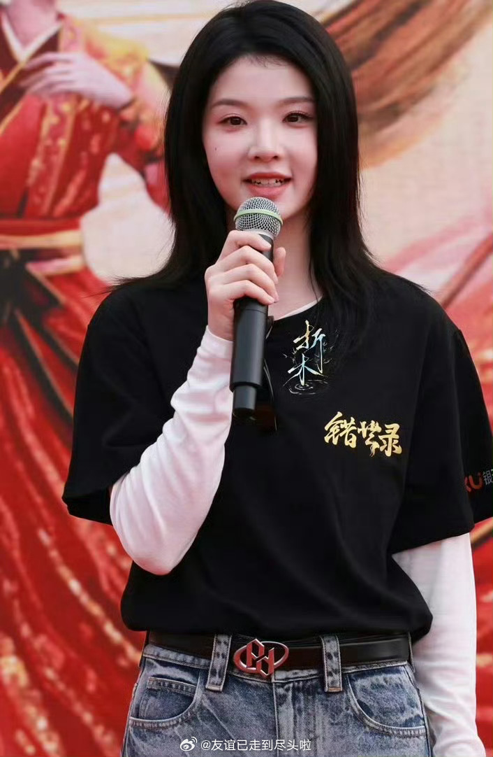 《错世录》开机，张淼怡状态惹争议淡妆特别是眼睛没有妆容加持，显得眼距超宽，已经很