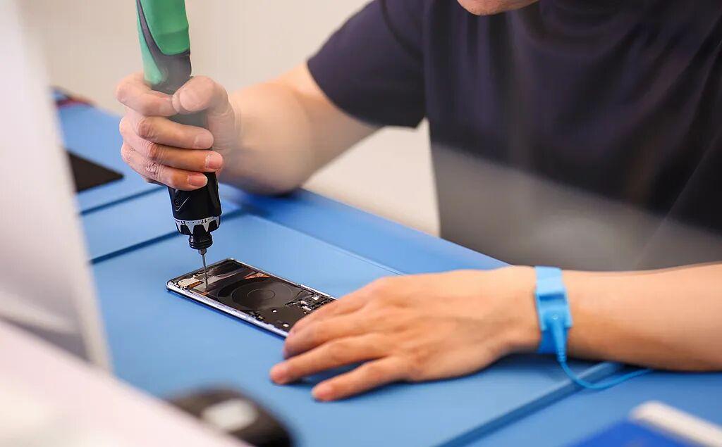 萬物皆可 AI 的 2025，生活更需要「有人在」