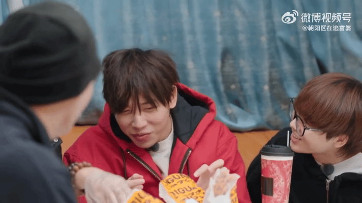 员工想用老板账户里的钱来团建 中国boy也太宠员工了！答应2026花光账号收益，