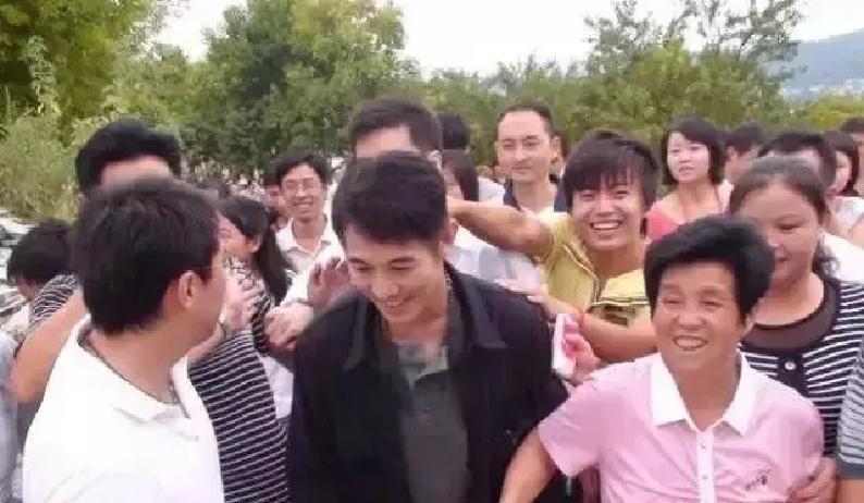 瘫痪前72小时，他靠一双手站起来了
 
1987年，李连杰在片场突然尿不出来，膀