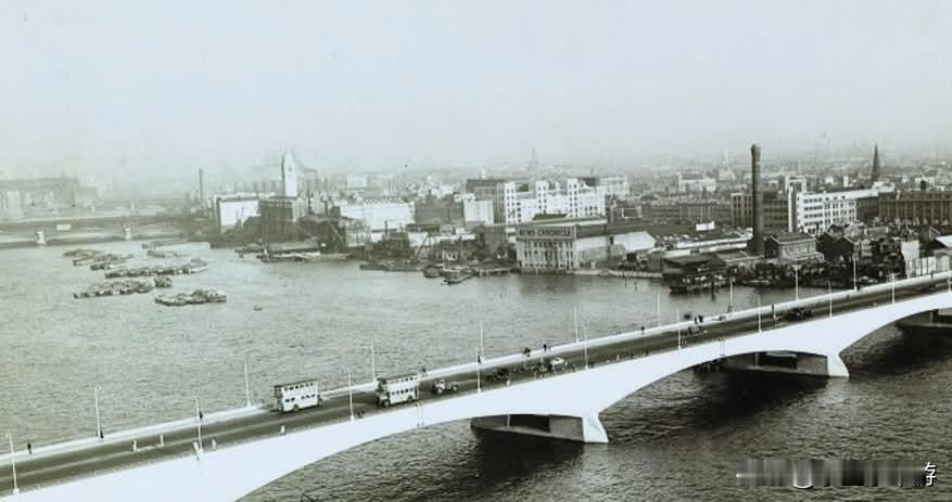 伦敦滑铁卢桥：一座藏着女性建造者的“女士之桥”
 
走过泰晤士河上的滑铁卢桥（W