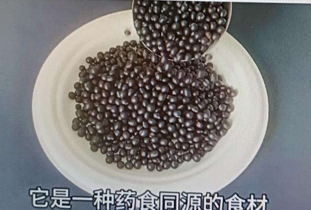 黑豆真是个好东西，吃对了比补药还补。我之前熬夜后眼睛红、嘴里长溃疡，喝了三天冰糖