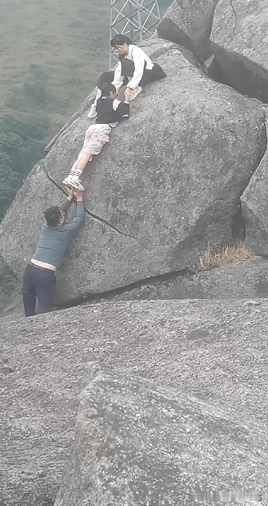天呐，这一家三口真是吃饱了，人不能吃太饱了，容易撑死。这个是不是云飞嶂上面那个石